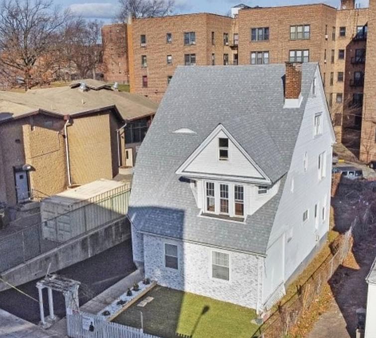 1st image of 320 William St
