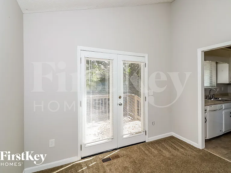 3201 Delhi Dr — Photo 6