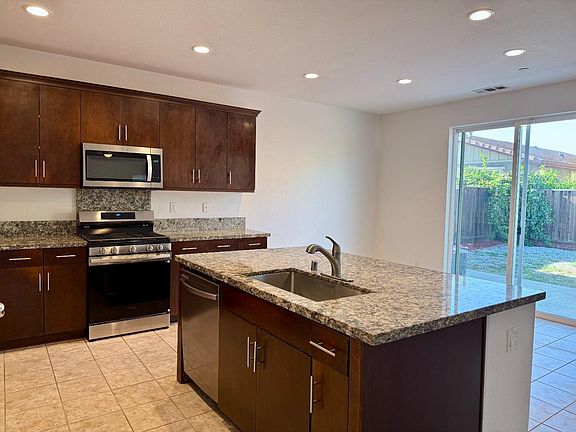 4th image of 821 Shearwater Way
