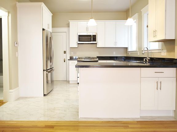 5th image of 833 Ashbury St APT 8