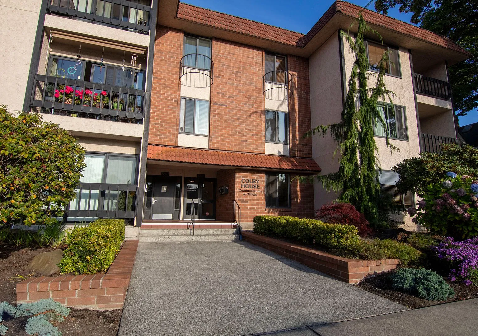 Spacious 1 bedroom 1 bathroom Condo in Downtown Everett! — Photo 2