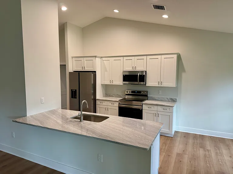737 Rolling Hill Dr — Photo 3