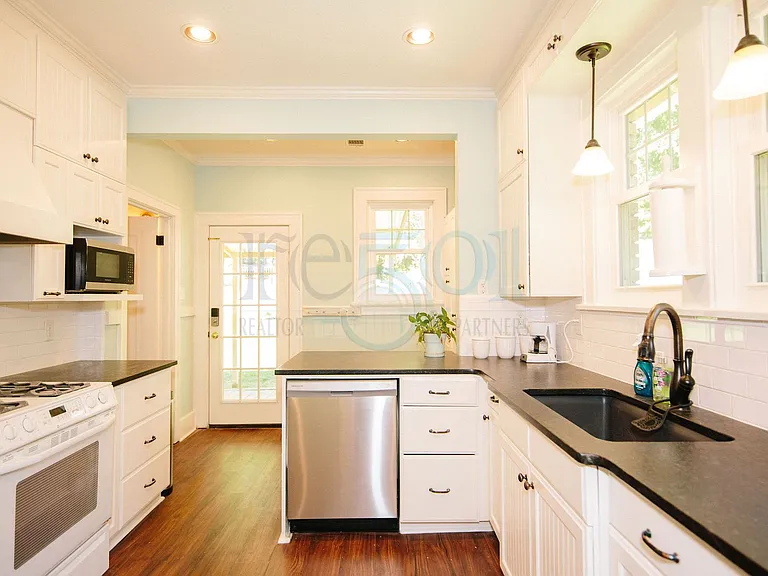 1508 Kavanaugh Blvd — Photo 8