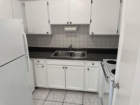 3rd image of 5604 S Manhattan Ave #A