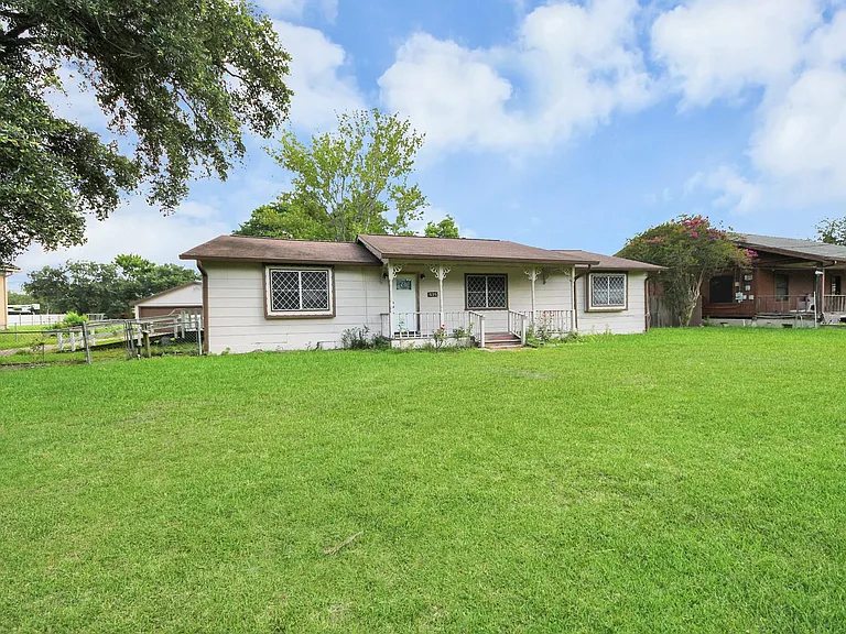 535 Pampa St — Photo 2