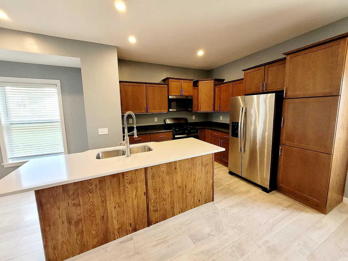 Kitchen - 729 Bates St SE #1