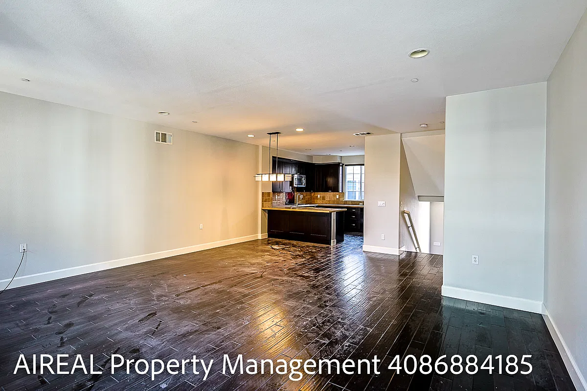 3 bed, 2.5 bath, 1564 sqft, $4,950 — Photo 3