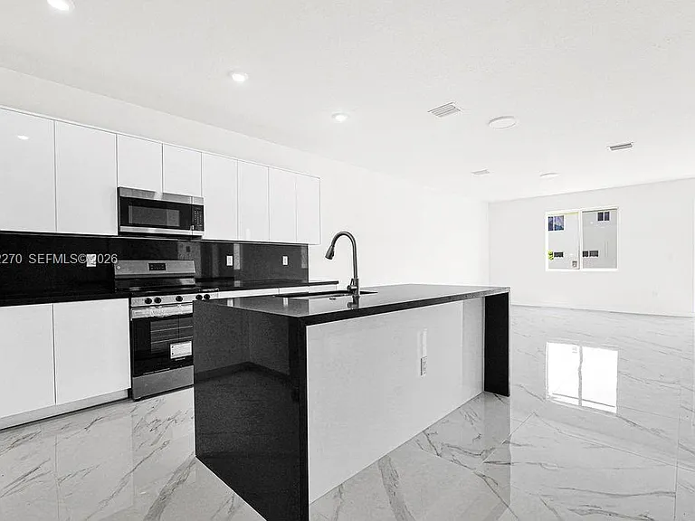 SW 125th Ave — Photo 8