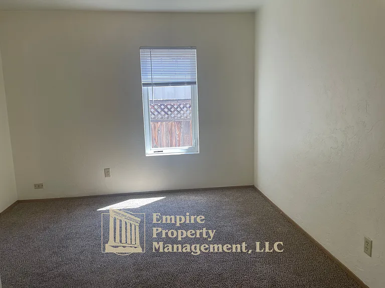 2025 Devos St — Photo 11