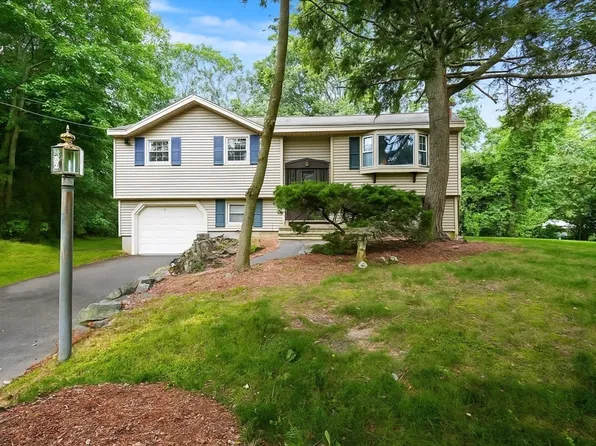 9 Carriage Rd, Billerica, MA 01821