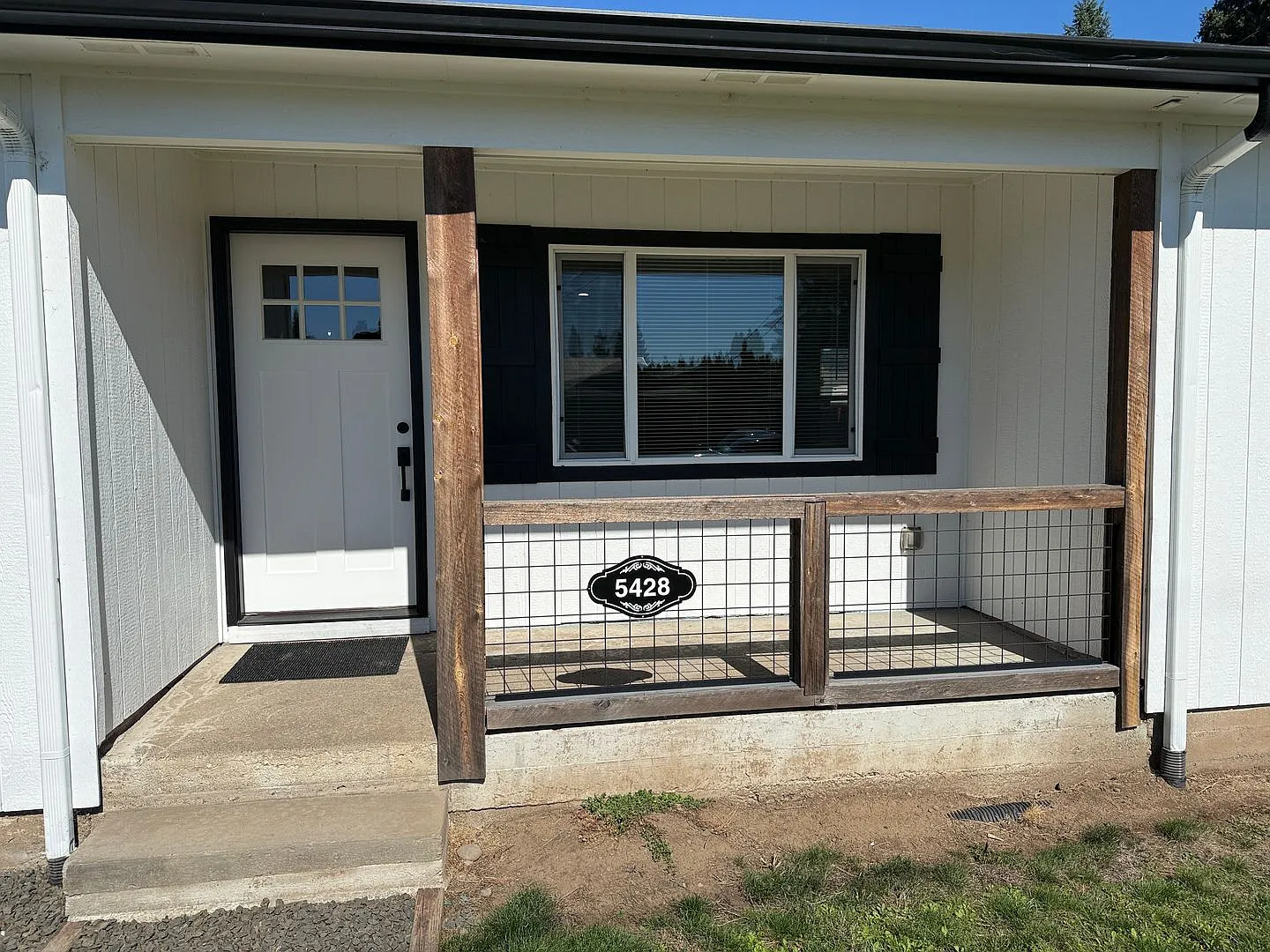 Completely Remodeled 4 bedroom/2-bathroom home in Thurston! — Photo 4