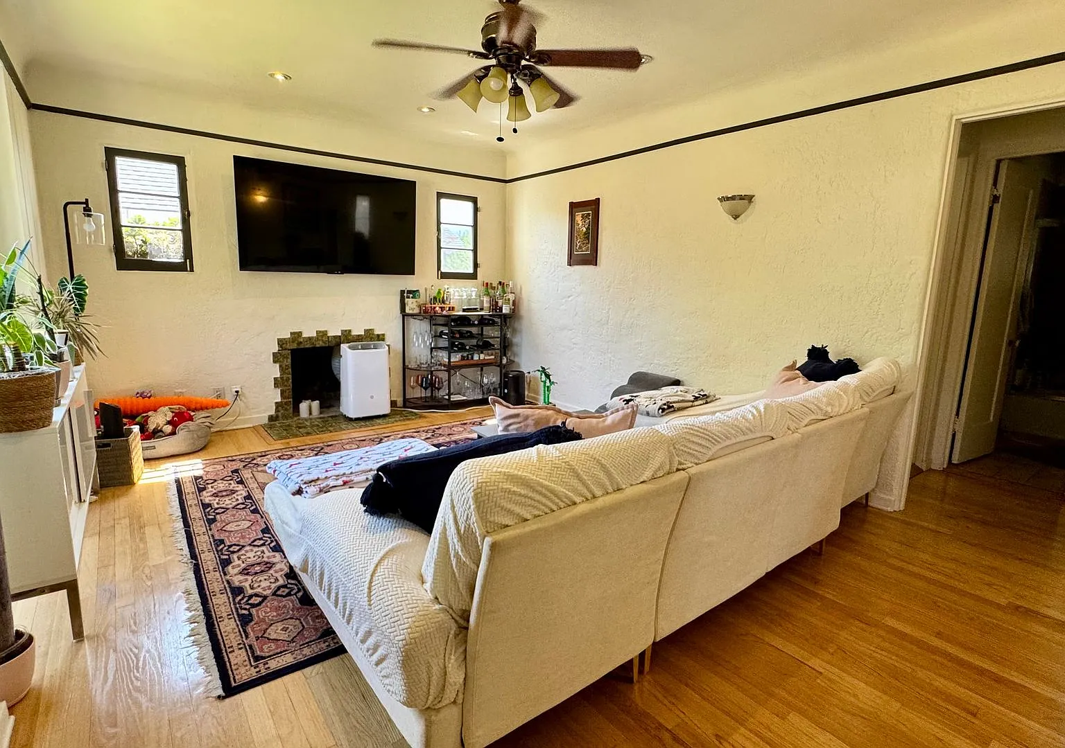 Charming Pasadena Home on Tree-Lined Forest Avenue — Photo 4