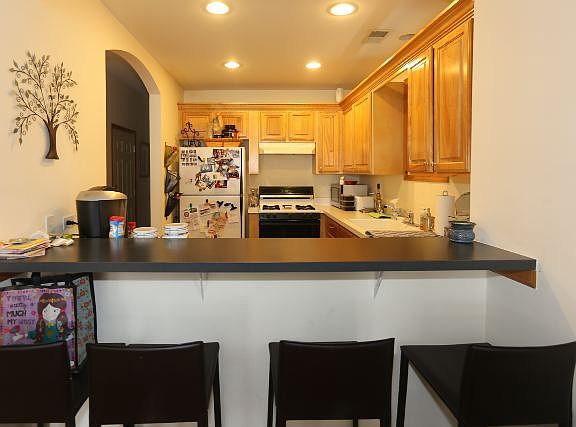 4th image of 844 W Buckingham Pl APT 1