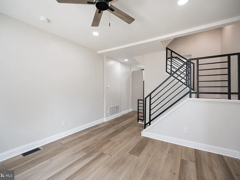521 N Douglas St — Photo 2