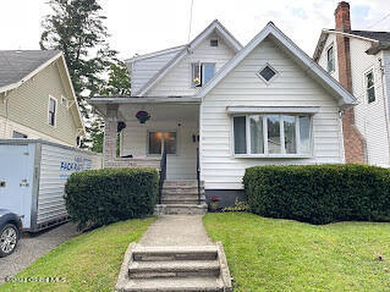 2nd image of 81 Hollywood Avenue