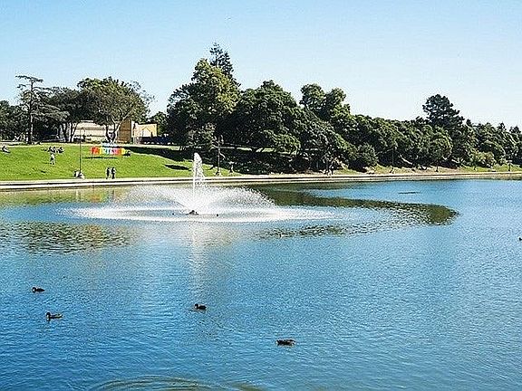 HEART OF LAKE MERRITT TOP FLOOR APT
