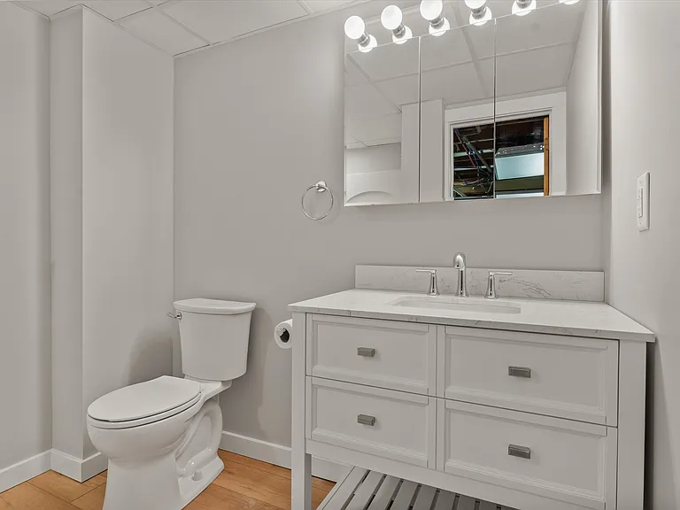 2121 E Madison St — Photo 15