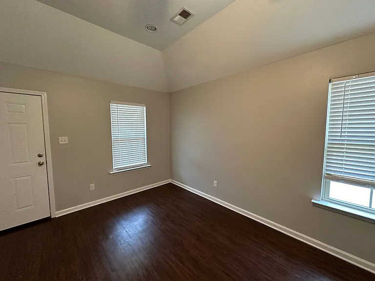 1307 Larkin Ave — Photo 6