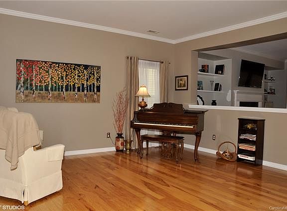3rd image of 149 Silverspring Pl