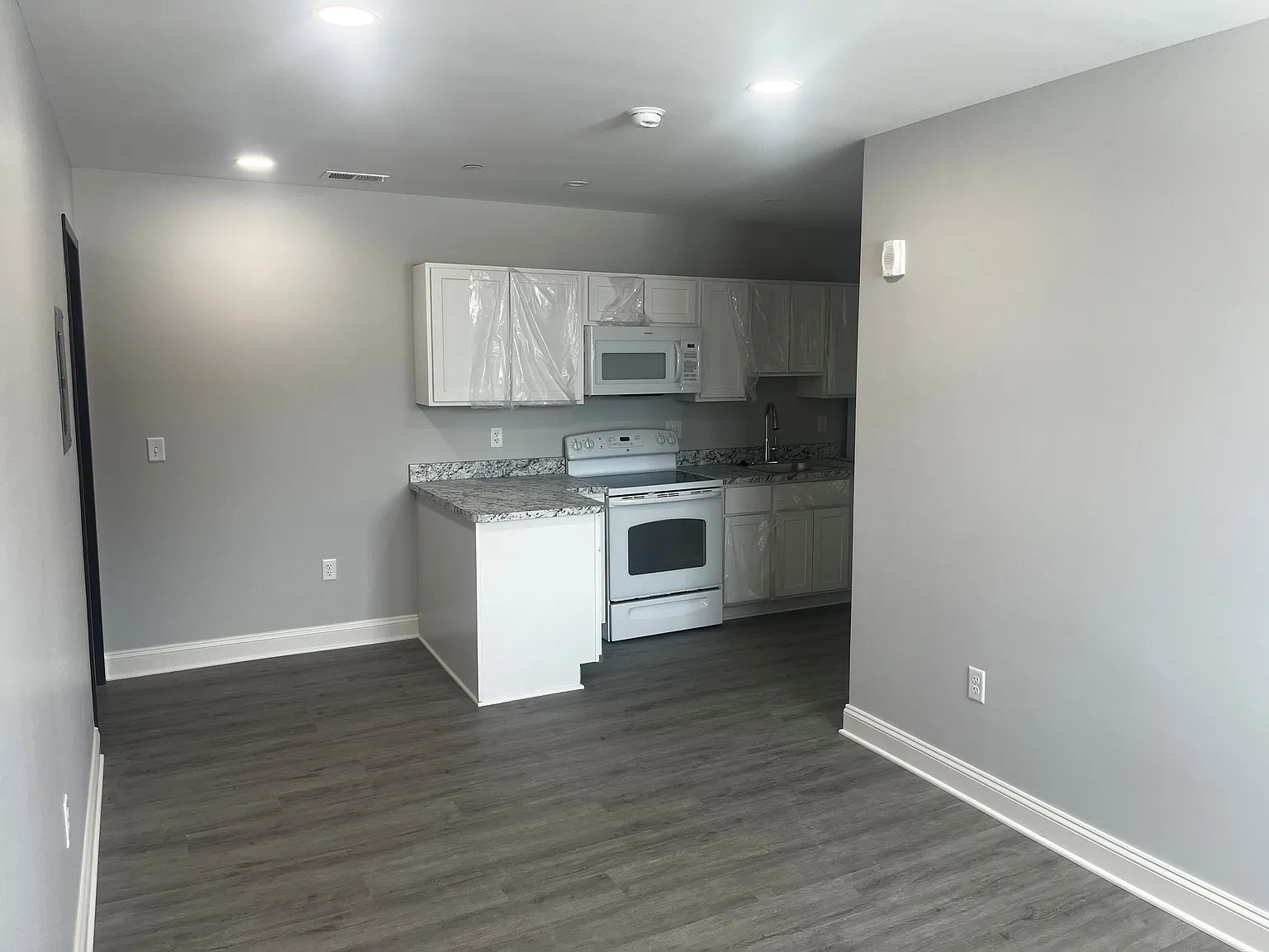 2 bed, 600 sqft, $1,700 — Photo 2