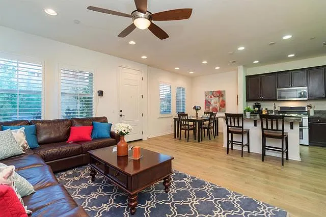 15901 Parkview Loop