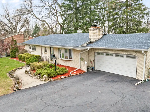 143 Crestwood Dr, Dundee, IL 60118