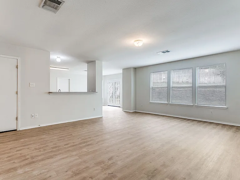 3410 Sherwin Dr — Photo 7