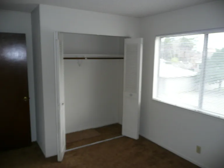 406 W Locust St — Photo 5