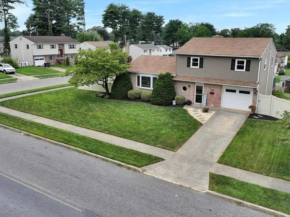 5229 Royal Dr, Mechanicsburg, PA 17055