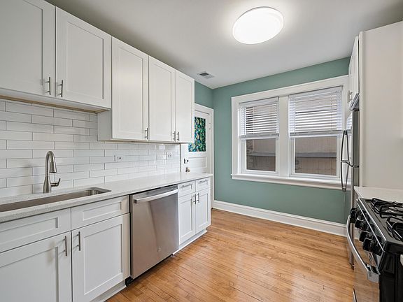 4th image of 2901 W Byron St #1W