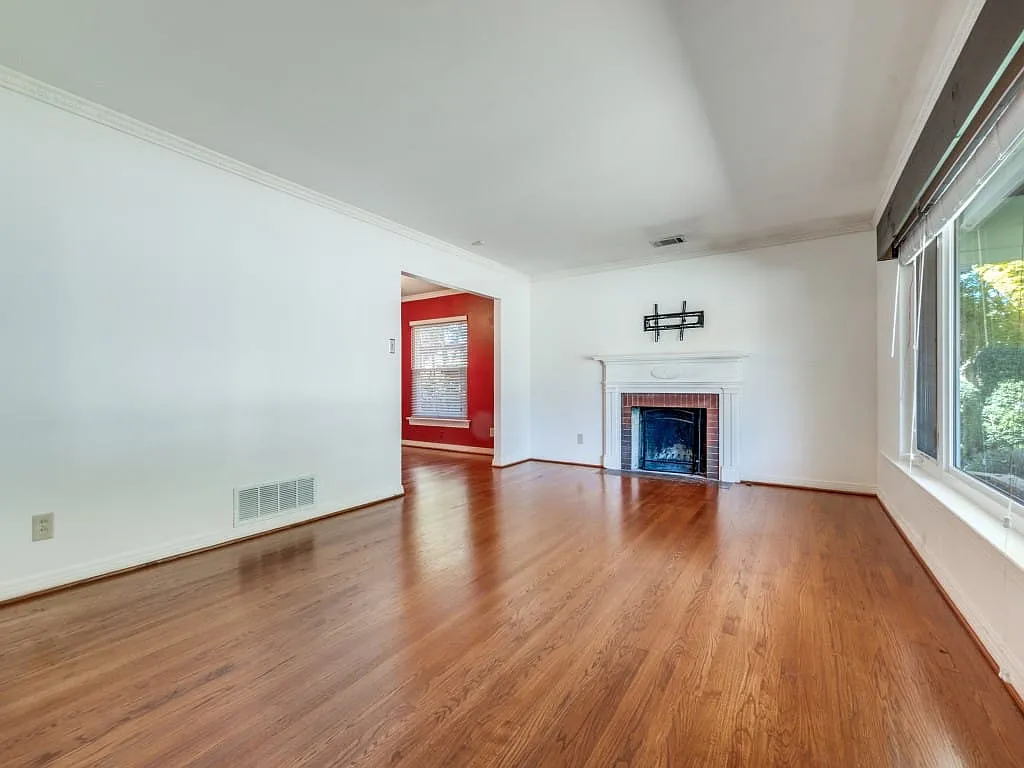 3 bed, 1.0 bath, 1406 sqft, $2,995 — Photo 2