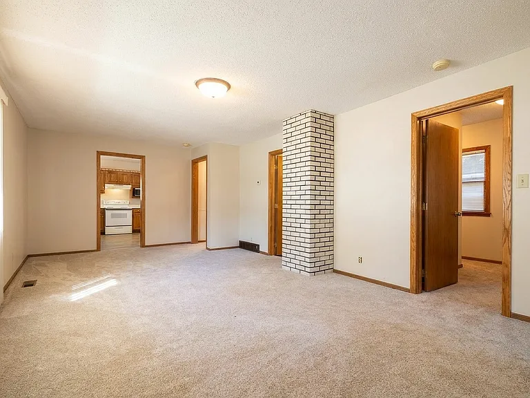 1826 S Grange Ave — Photo 9