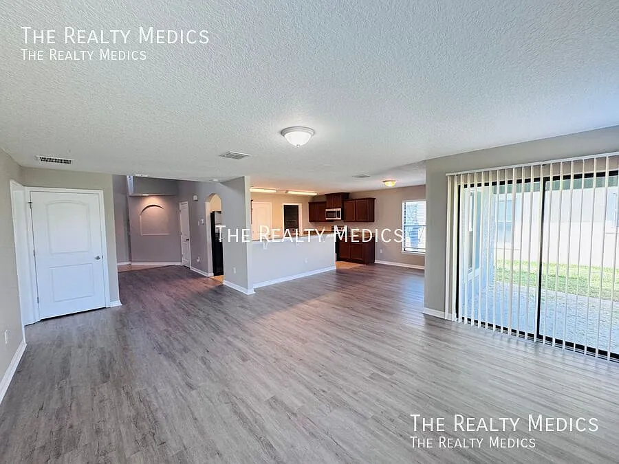 Admin fee waived Stunning 5 Bedroom with a bonus room and 2.5 bathroom Home in Lakeland — Photo 4