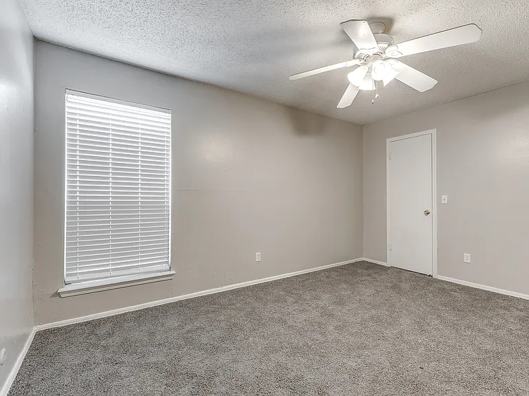Fairfax Apartments — Photo 16