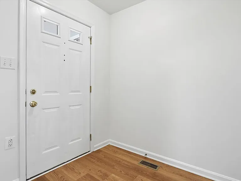 32 Mabel Ln — Photo 3
