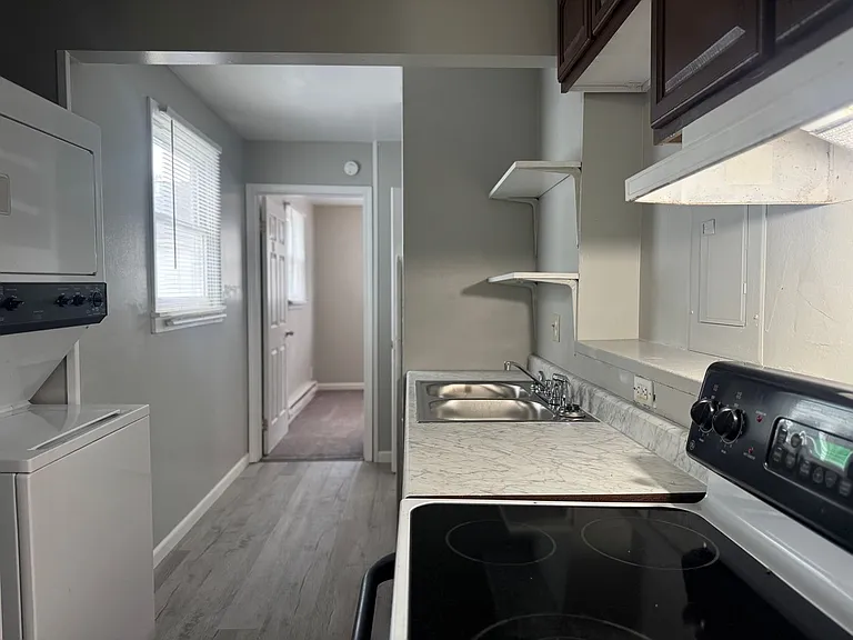 319 E College St — Photo 3
