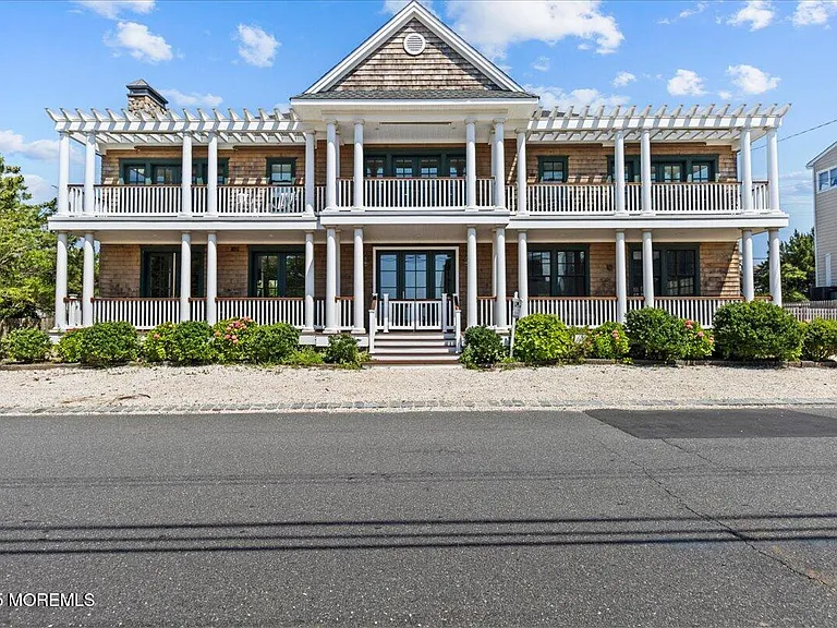 1043 Barnegat Ln — Photo 2