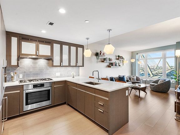 2nd image of 100 Lovejoy Wharf Unit 9F