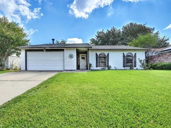 6400 Sandhurst Ln E, North Richland Hills, TX 76182