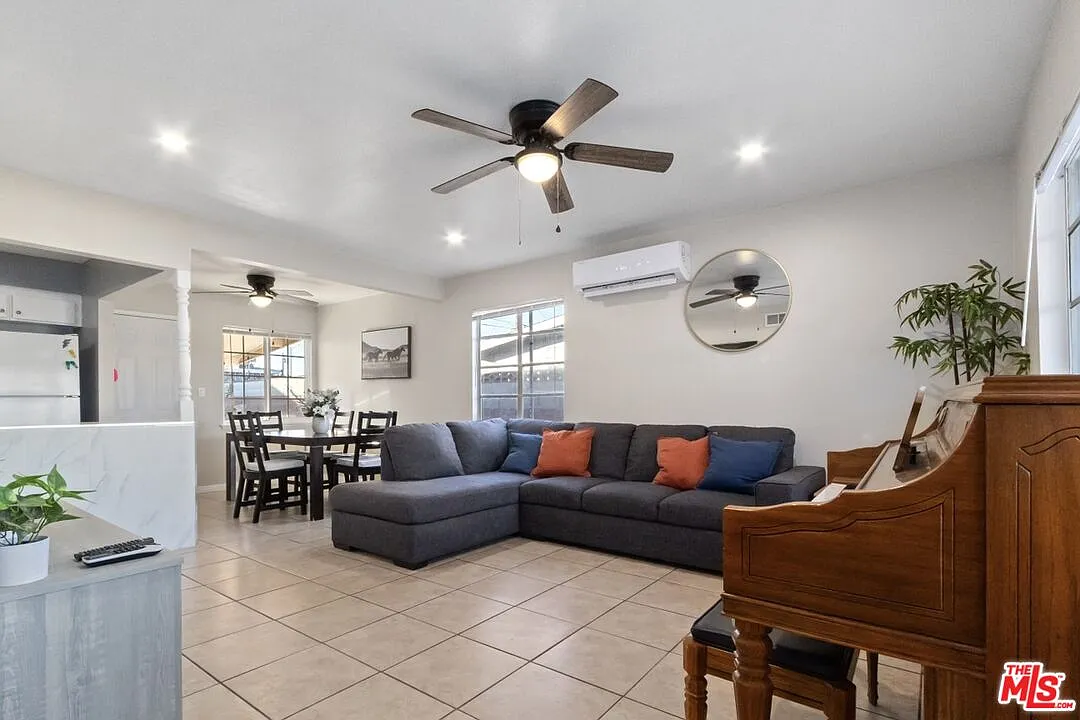 3 bed, 2.0 bath, 1125 sqft, $2,900 — Photo 1