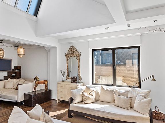 4th image of 2 W 67th St #15G