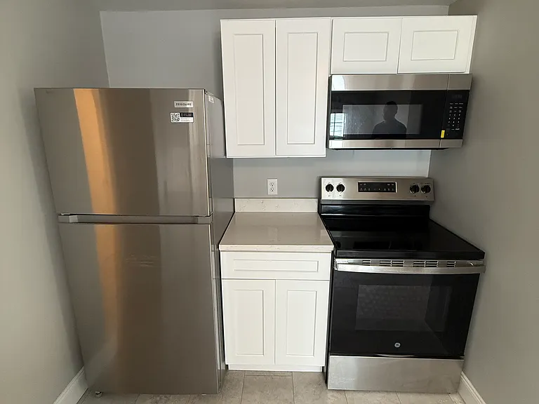 80 Airlie St #1L — Photo 2