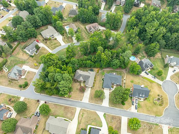 4th image of 7304 Drury Ln