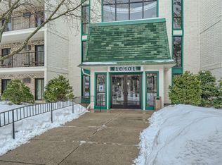 10401 Cedar Lake Rd UNIT 220, Minnetonka, MN 55305