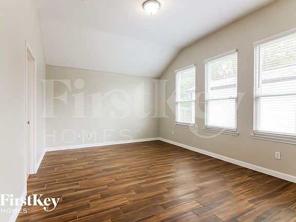 3rd image of 843 Ridgecrest Rd