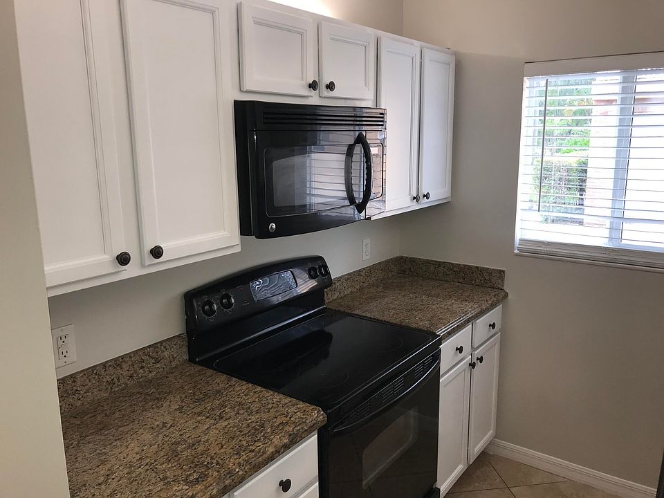 1st image of 1014 NE 9th Ave #1