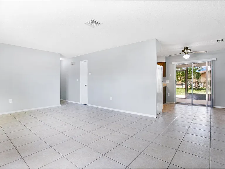 405 Long Dr — Photo 2