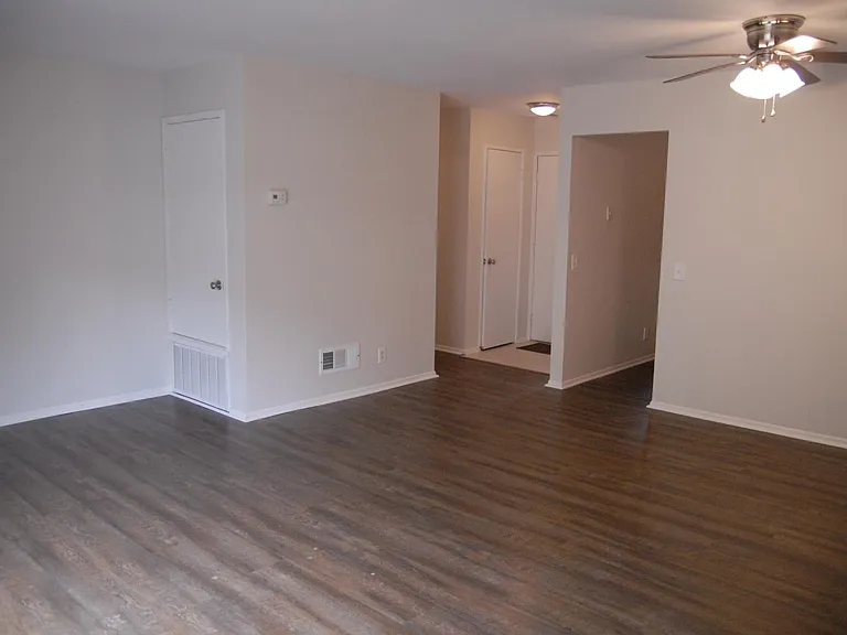 2438 Glengyle Dr — Photo 7
