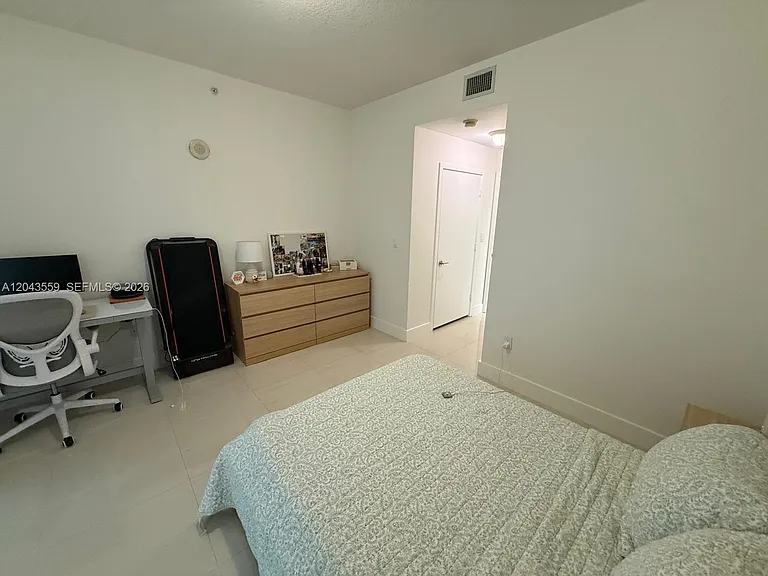 79 SW 12th St #3702 — Photo 5