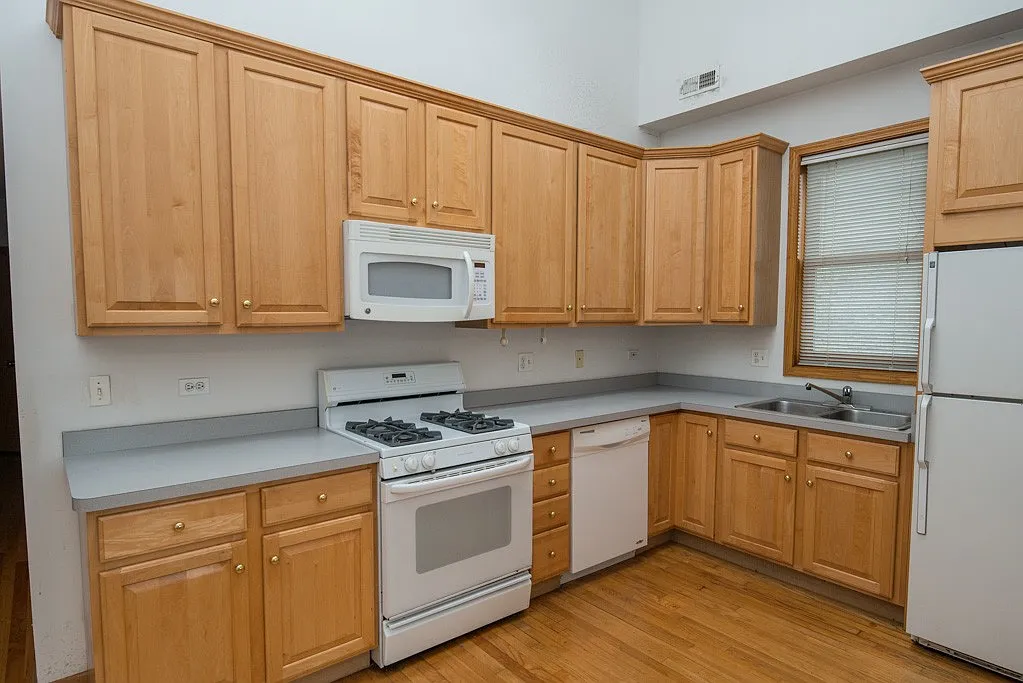 Appealing 3 Bed, 3 Bath at Diversey + Wolcott (Roscoe Village) — Photo 3